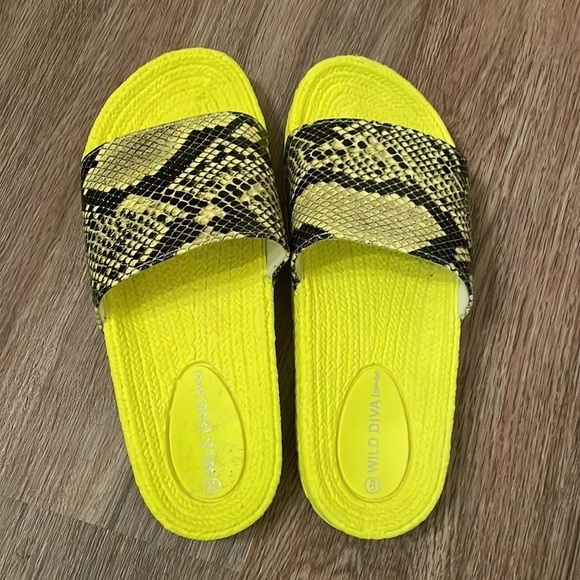 Wild Diva lounge slides - 9 - Picture 2 of 3